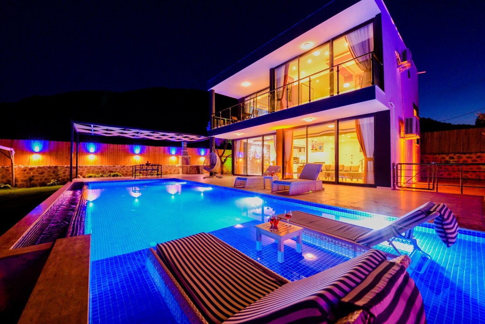 Villa Black Rose
