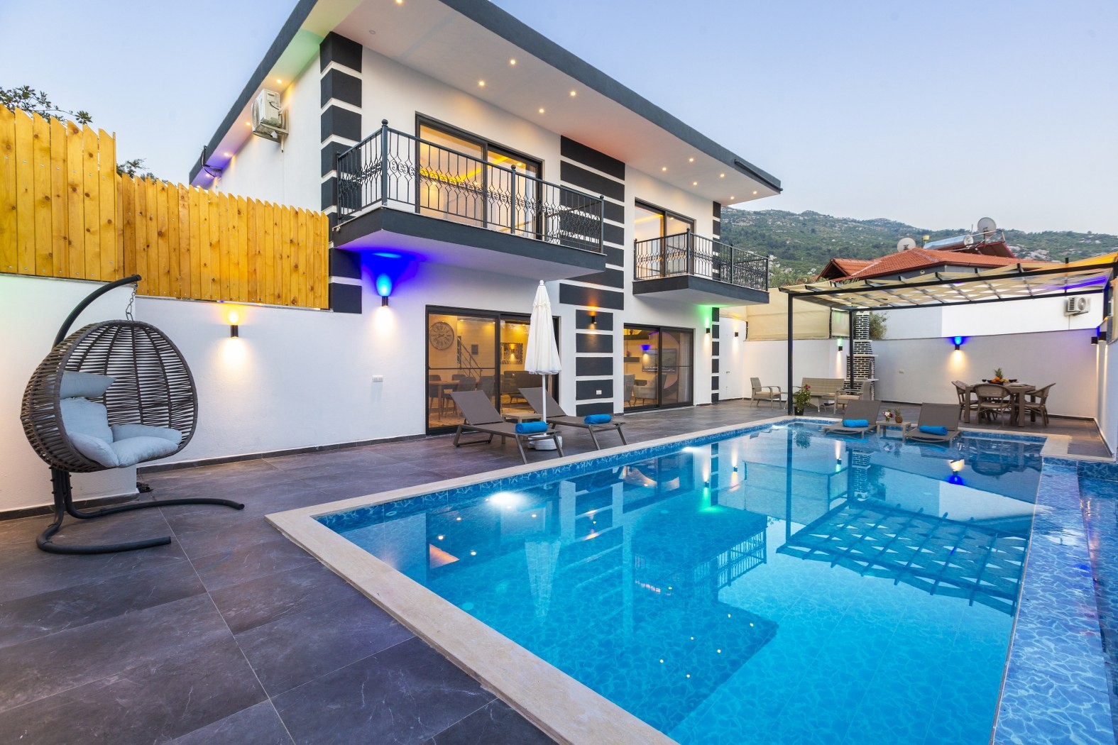 Villa Night